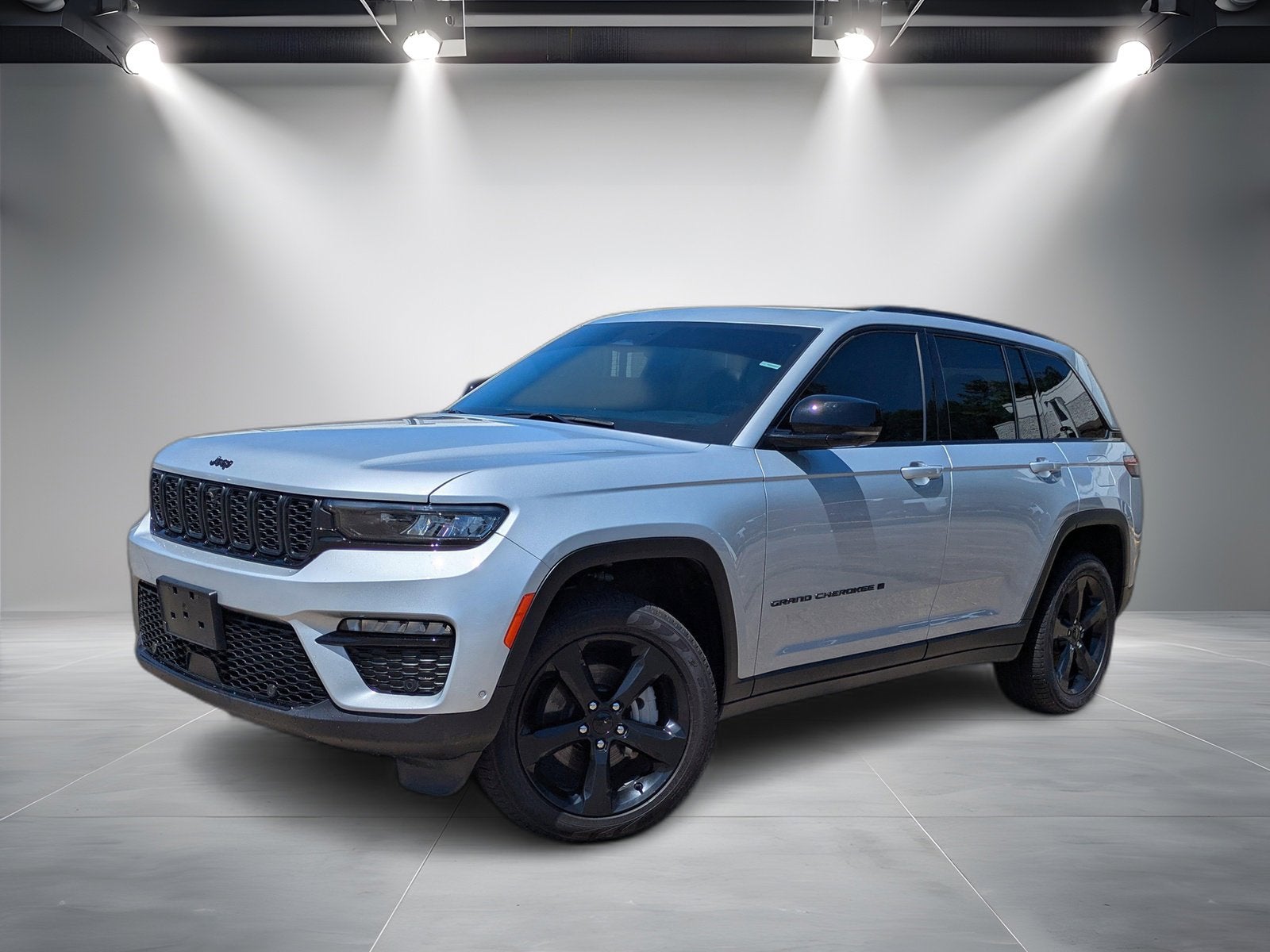 2025 Jeep Grand Cherokee Limited 4x4 in Silver — front three-quarter view